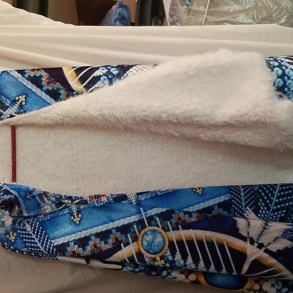 PONCHO, WRAP,  BLANKET SHAWL,  WARM  AND PRETTY. - Picture 2 of 6